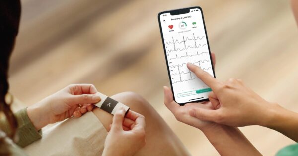 247d9f9935c3443fbda43157192f7185 KardiaMobile 6L Personal EKG Monitor with Most Smartphones