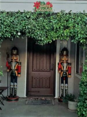 72 6 ft tall wooden nutcracker pair vintage good condition