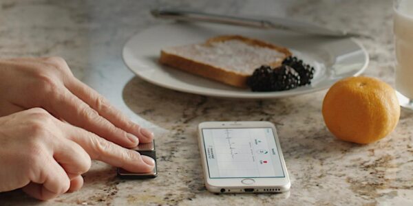 d003d434eb854b0eb9956b2ea6ee87bb KardiaMobile 6L Personal EKG Monitor with Most Smartphones