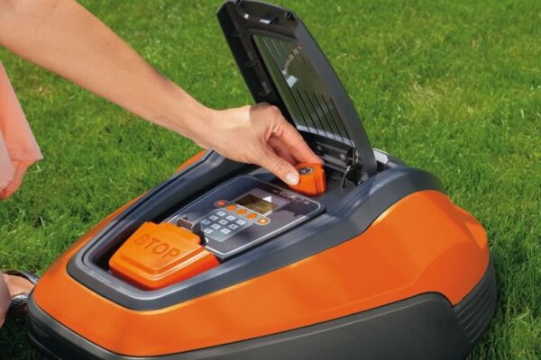 fd011379b3f5440a9d0910946fd50b11 500 GO Robotic Lawn Mower